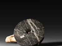 A large carved horn phallic press-papier, on a marble base, ca. 1900, h 13,5 cm (total) - l 17 cm (the phallus) - afbeelding 5 van  5