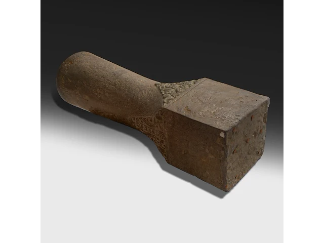 A large carved stone lingam, java, indonesia, 16thc 110 cm. (43.31 in.) - afbeelding 4 van  7