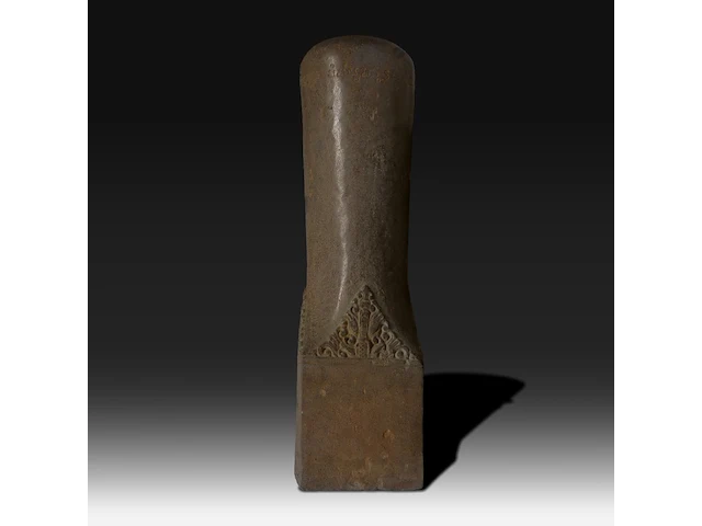 A large carved stone lingam, java, indonesia, 16thc - afbeelding 1 van  7