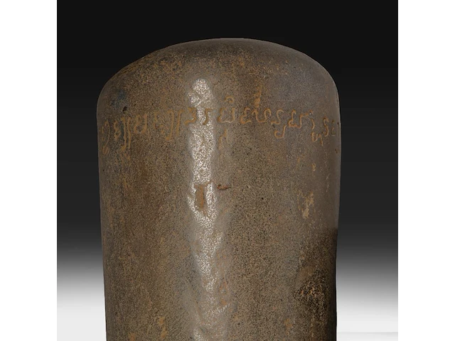 A large carved stone lingam, java, indonesia, 16thc - afbeelding 5 van  7