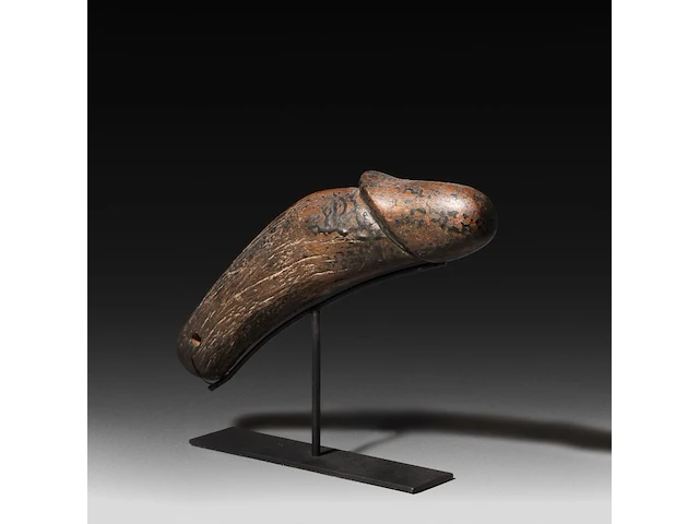 A large carved wooden palad khik, 19thc, l 30 cm - afbeelding 1 van  4