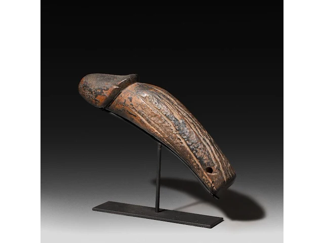 A large carved wooden palad khik, 19thc, l 30 cm - afbeelding 2 van  4