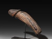 A large carved wooden palad khik, 19thc, l 30 cm - afbeelding 2 van  4