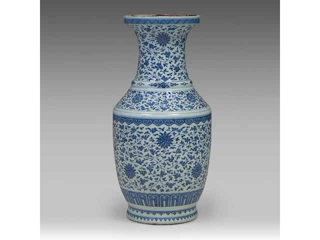 A large chinese blue and white 'scrolling lotus' vase, h 72,5 cm - afbeelding 1 van  6