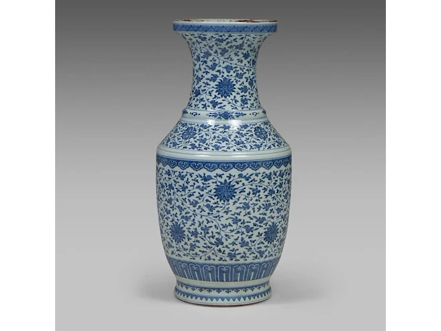 A large chinese blue and white 'scrolling lotus' vase, h 72,5 cm - afbeelding 2 van  6