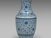 A large chinese blue and white 'scrolling lotus' vase, h 72,5 cm - afbeelding 2 van  6