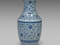 A large chinese blue and white 'scrolling lotus' vase, h 72,5 cm - afbeelding 3 van  6