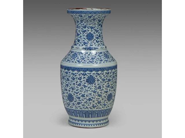 A large chinese blue and white 'scrolling lotus' vase, h 72,5 cm - afbeelding 4 van  6