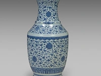 A large chinese blue and white 'scrolling lotus' vase, h 72,5 cm - afbeelding 4 van  6