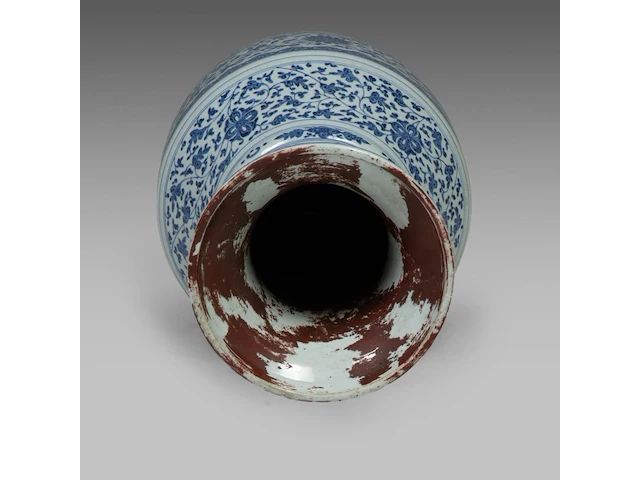 A large chinese blue and white 'scrolling lotus' vase, h 72,5 cm - afbeelding 5 van  6