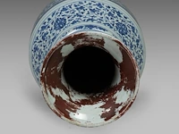 A large chinese blue and white 'scrolling lotus' vase, h 72,5 cm - afbeelding 5 van  6