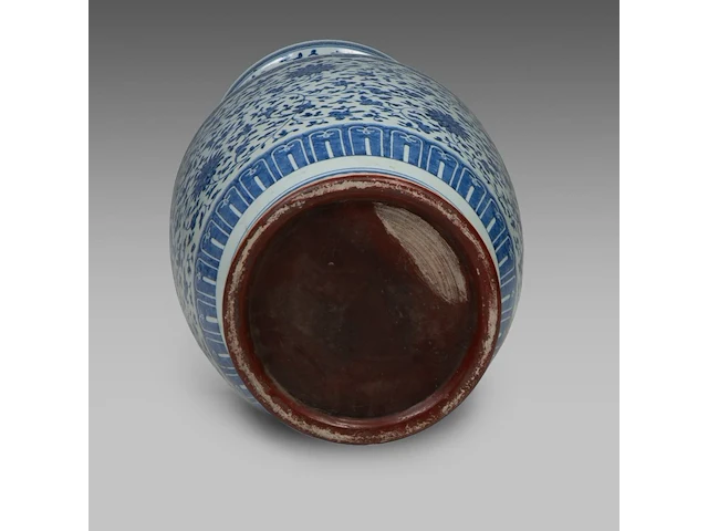 A large chinese blue and white 'scrolling lotus' vase, h 72,5 cm - afbeelding 6 van  6