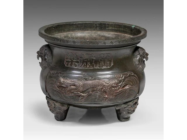 A large chinese 'dragon' tripod bronze censer with an auspicious inscription, paired with lion head handles, qing dynasty, h 32,5 - ø 39 cm - afbeelding 1 van  6