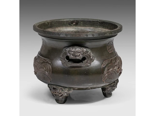 A large chinese 'dragon' tripod bronze censer with an auspicious inscription, paired with lion head handles, qing dynasty, h 32,5 - ø 39 cm - afbeelding 2 van  6