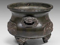 A large chinese 'dragon' tripod bronze censer with an auspicious inscription, paired with lion head handles, qing dynasty, h 32,5 - ø 39 cm - afbeelding 2 van  6
