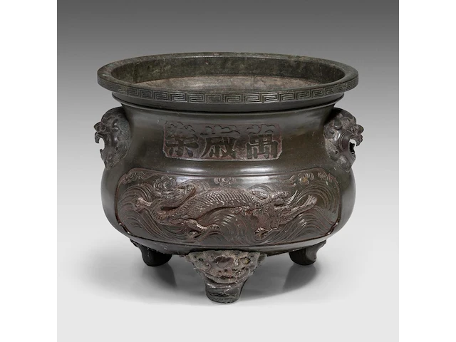 A large chinese 'dragon' tripod bronze censer with an auspicious inscription, paired with lion head handles, qing dynasty, h 32,5 - ø 39 cm - afbeelding 3 van  6