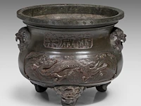 A large chinese 'dragon' tripod bronze censer with an auspicious inscription, paired with lion head handles, qing dynasty, h 32,5 - ø 39 cm - afbeelding 3 van  6