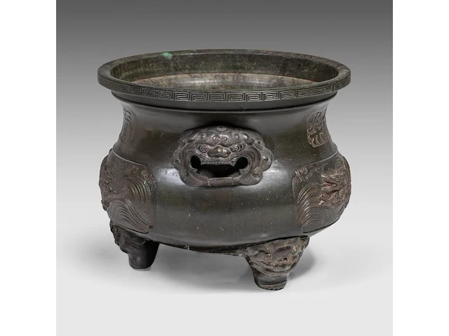 A large chinese 'dragon' tripod bronze censer with an auspicious inscription, paired with lion head handles, qing dynasty, h 32,5 - ø 39 cm - afbeelding 4 van  6