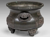 A large chinese 'dragon' tripod bronze censer with an auspicious inscription, paired with lion head handles, qing dynasty, h 32,5 - ø 39 cm - afbeelding 4 van  6