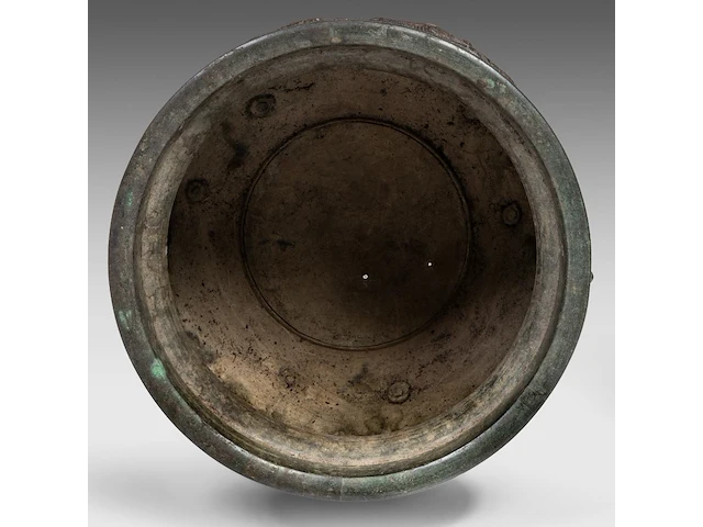 A large chinese 'dragon' tripod bronze censer with an auspicious inscription, paired with lion head handles, qing dynasty, h 32,5 - ø 39 cm - afbeelding 5 van  6