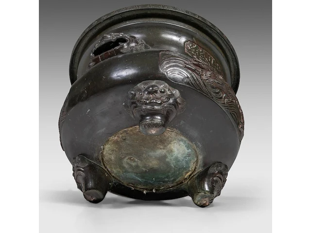 A large chinese 'dragon' tripod bronze censer with an auspicious inscription, paired with lion head handles, qing dynasty, h 32,5 - ø 39 cm - afbeelding 6 van  6