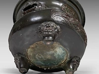 A large chinese 'dragon' tripod bronze censer with an auspicious inscription, paired with lion head handles, qing dynasty, h 32,5 - ø 39 cm - afbeelding 6 van  6