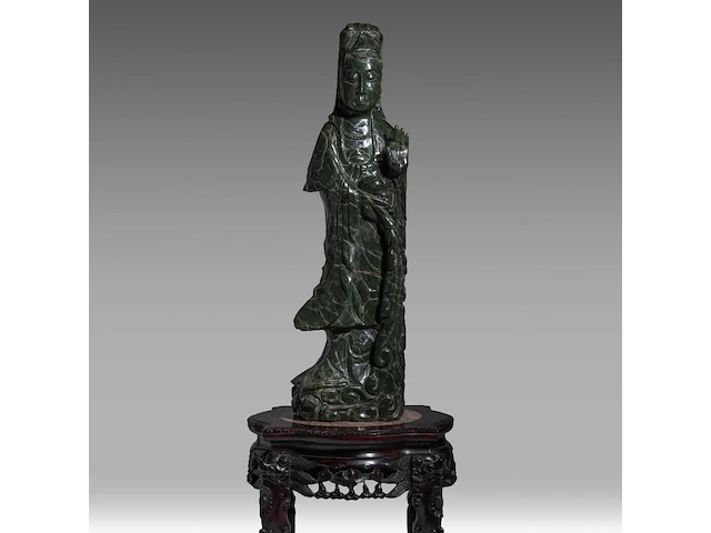 A large chinese green jade carving of a standing guanyin, late qing, h 80 cm - added a wooden base, h 45,5 cm - afbeelding 1 van  9