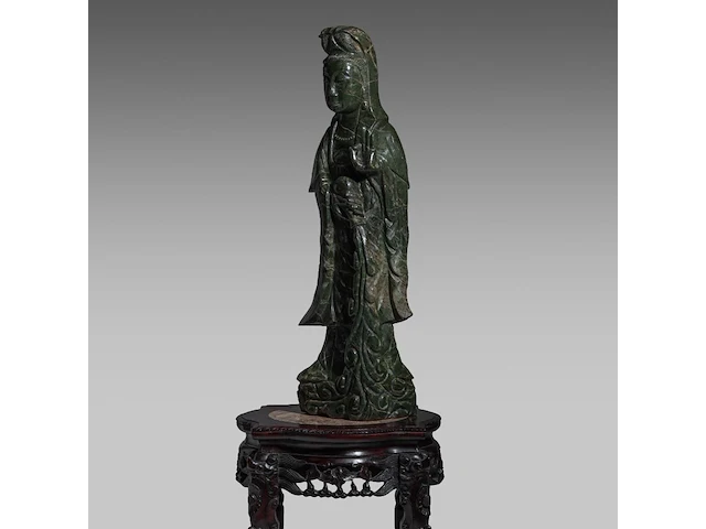 A large chinese green jade carving of a standing guanyin, late qing, h 80 cm - added a wooden base, h 45,5 cm - afbeelding 2 van  9