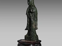 A large chinese green jade carving of a standing guanyin, late qing, h 80 cm - added a wooden base, h 45,5 cm - afbeelding 2 van  9