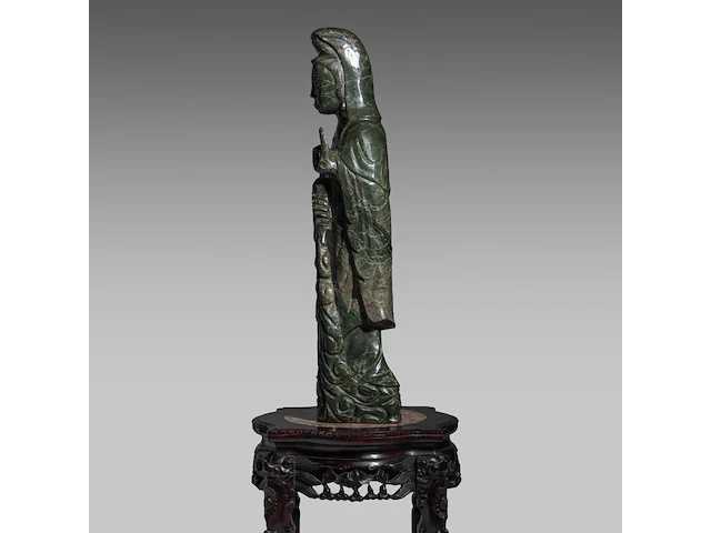 A large chinese green jade carving of a standing guanyin, late qing, h 80 cm - added a wooden base, h 45,5 cm - afbeelding 3 van  9