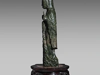 A large chinese green jade carving of a standing guanyin, late qing, h 80 cm - added a wooden base, h 45,5 cm - afbeelding 3 van  9