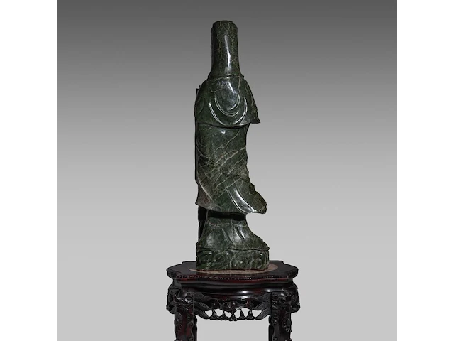 A large chinese green jade carving of a standing guanyin, late qing, h 80 cm - added a wooden base, h 45,5 cm - afbeelding 4 van  9