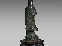 A large chinese green jade carving of a standing guanyin, late qing, h 80 cm - added a wooden base, h 45,5 cm - afbeelding 4 van  9