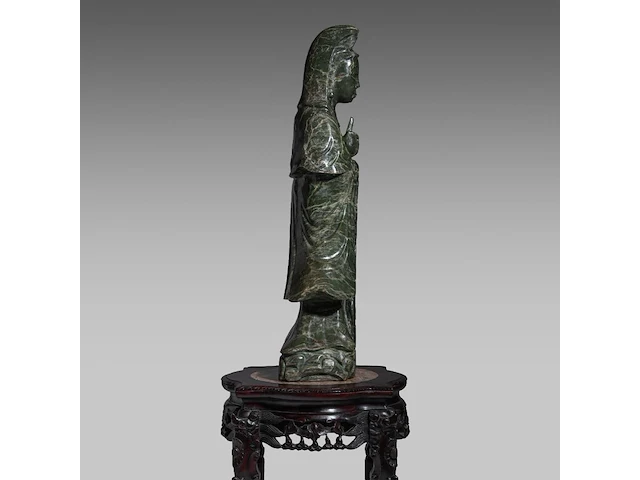 A large chinese green jade carving of a standing guanyin, late qing, h 80 cm - added a wooden base, h 45,5 cm - afbeelding 5 van  9