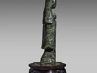 A large chinese green jade carving of a standing guanyin, late qing, h 80 cm - added a wooden base, h 45,5 cm - afbeelding 5 van  9
