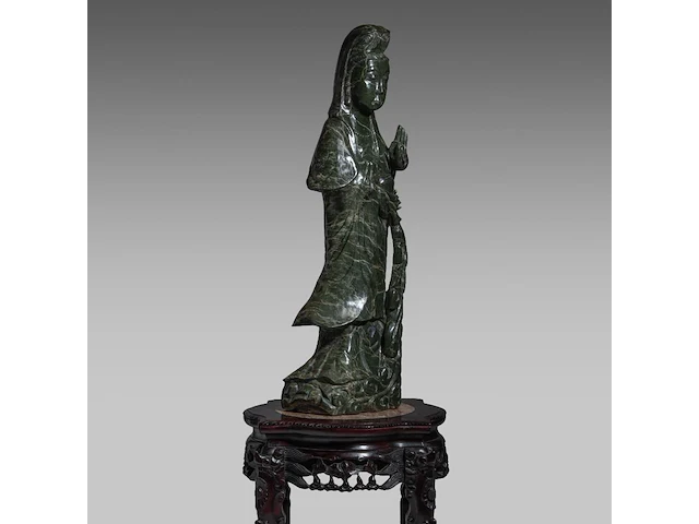 A large chinese green jade carving of a standing guanyin, late qing, h 80 cm - added a wooden base, h 45,5 cm - afbeelding 6 van  9