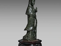 A large chinese green jade carving of a standing guanyin, late qing, h 80 cm - added a wooden base, h 45,5 cm - afbeelding 6 van  9