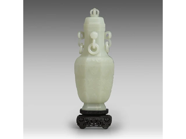 A large chinese jade carving of a lidded vase, republic period, fitted on a wooden base, total h 30,5 cm - afbeelding 1 van  9
