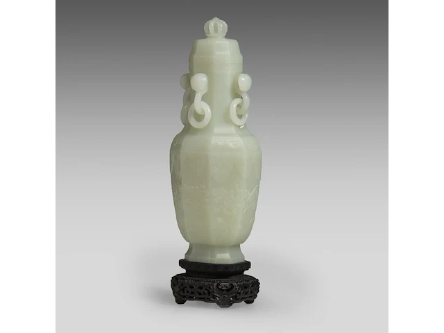 A large chinese jade carving of a lidded vase, republic period, fitted on a wooden base, total h 30,5 cm - afbeelding 2 van  9