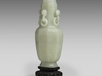 A large chinese jade carving of a lidded vase, republic period, fitted on a wooden base, total h 30,5 cm - afbeelding 2 van  9