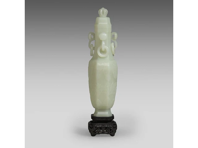 A large chinese jade carving of a lidded vase, republic period, fitted on a wooden base, total h 30,5 cm - afbeelding 3 van  9
