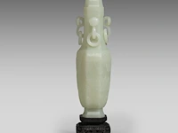 A large chinese jade carving of a lidded vase, republic period, fitted on a wooden base, total h 30,5 cm - afbeelding 3 van  9