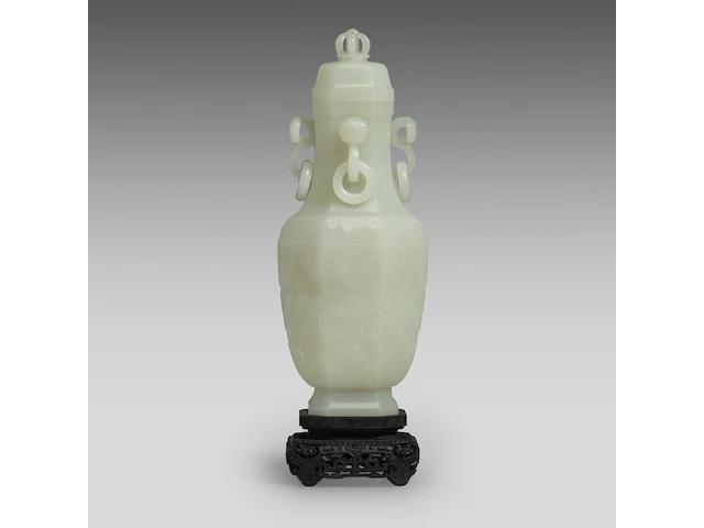 A large chinese jade carving of a lidded vase, republic period, fitted on a wooden base, total h 30,5 cm - afbeelding 4 van  9