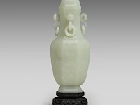 A large chinese jade carving of a lidded vase, republic period, fitted on a wooden base, total h 30,5 cm - afbeelding 4 van  9