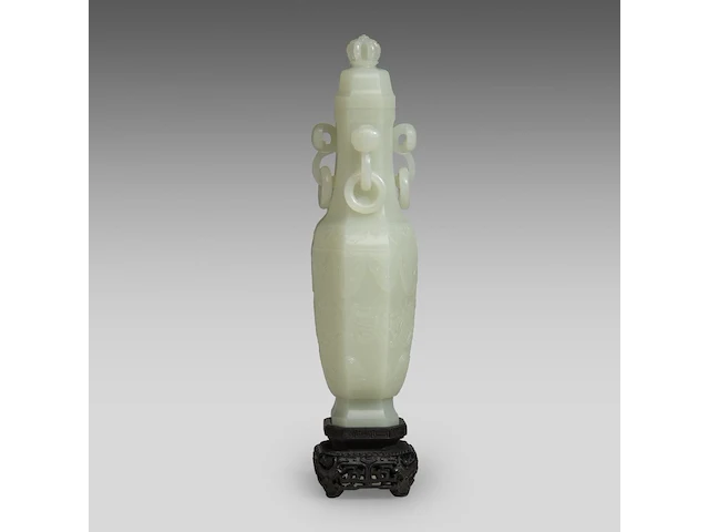 A large chinese jade carving of a lidded vase, republic period, fitted on a wooden base, total h 30,5 cm - afbeelding 5 van  9