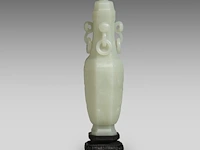 A large chinese jade carving of a lidded vase, republic period, fitted on a wooden base, total h 30,5 cm - afbeelding 5 van  9