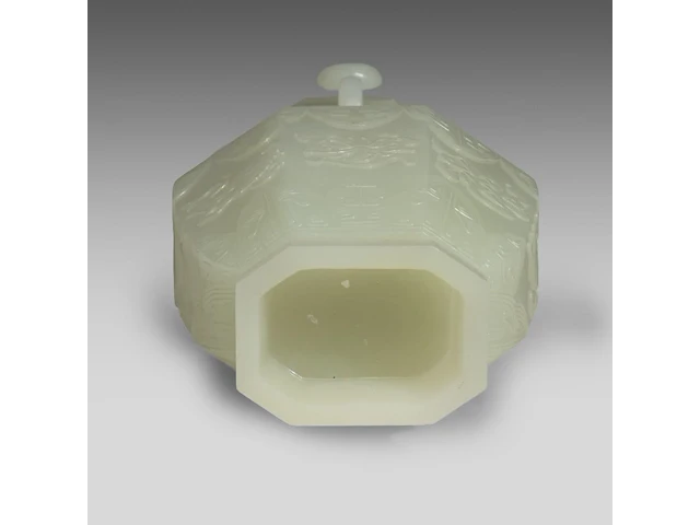 A large chinese jade carving of a lidded vase, republic period, fitted on a wooden base, total h 30,5 cm - afbeelding 6 van  9