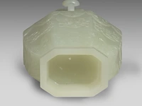 A large chinese jade carving of a lidded vase, republic period, fitted on a wooden base, total h 30,5 cm - afbeelding 6 van  9