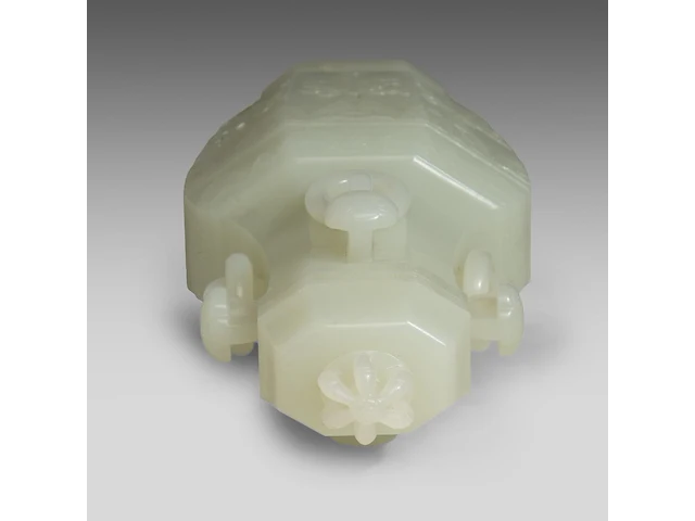 A large chinese jade carving of a lidded vase, republic period, fitted on a wooden base, total h 30,5 cm - afbeelding 7 van  9