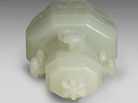 A large chinese jade carving of a lidded vase, republic period, fitted on a wooden base, total h 30,5 cm - afbeelding 7 van  9